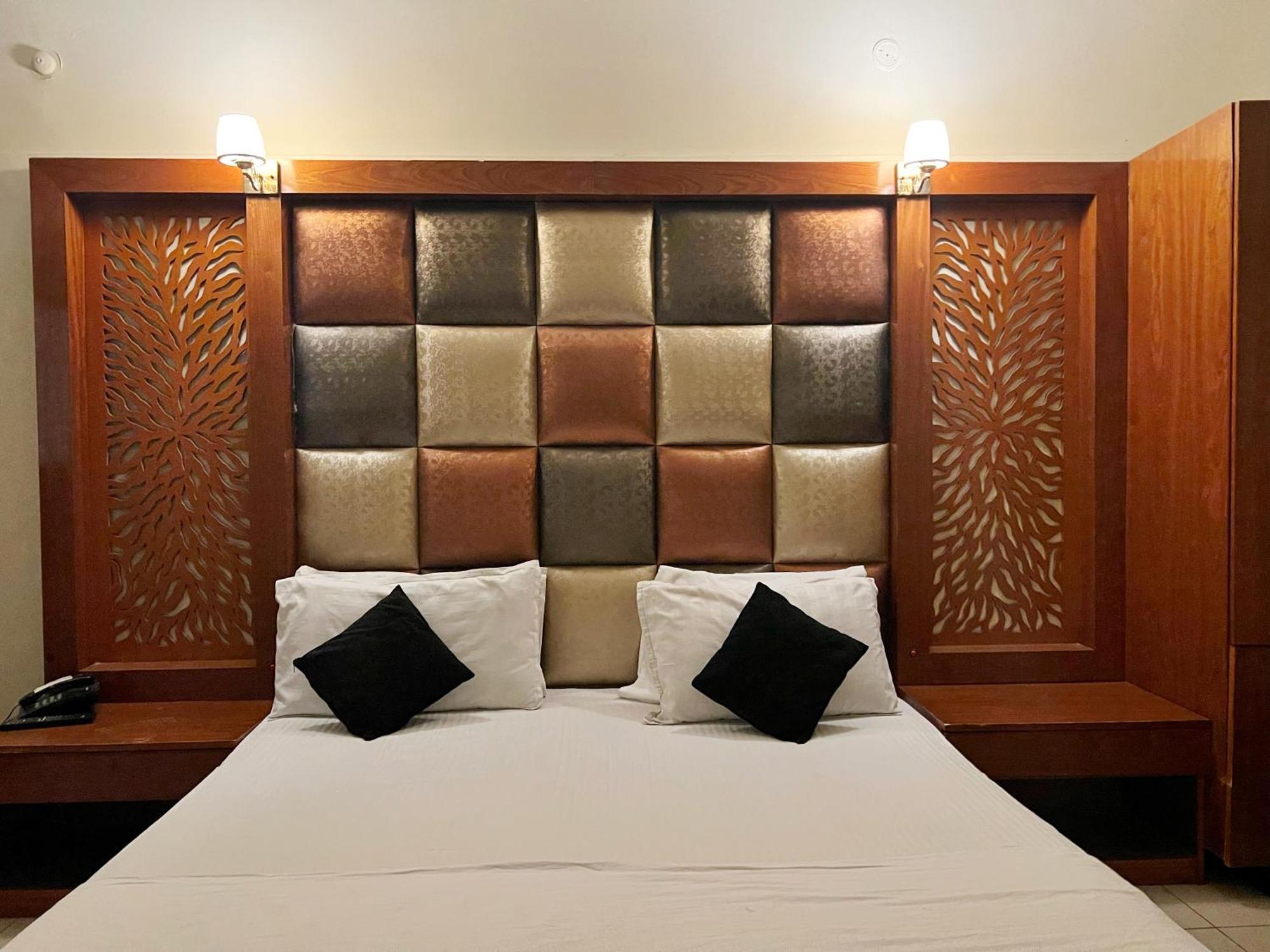 The Grand Hotel Multan Bagian luar foto