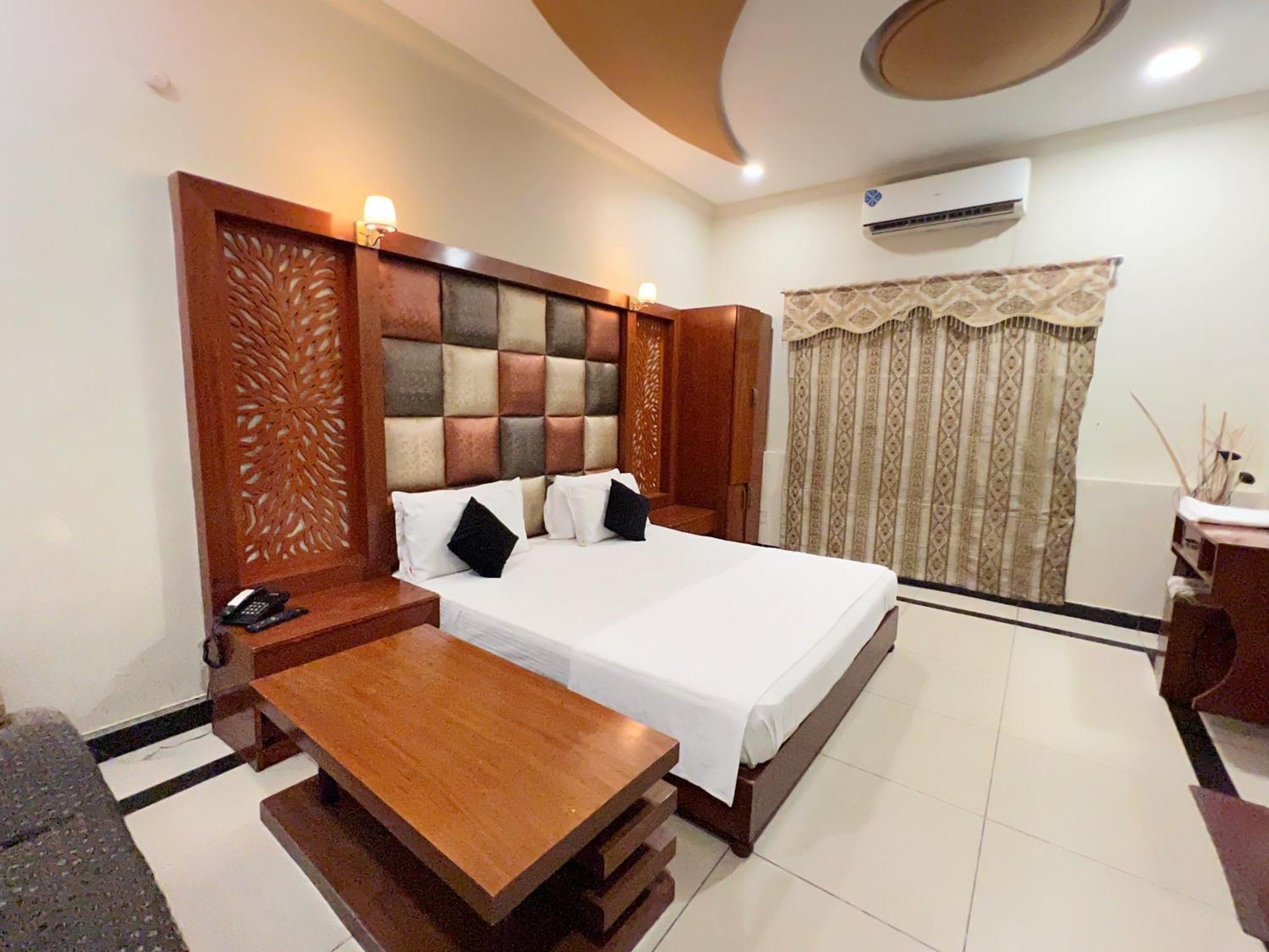 The Grand Hotel Multan Bagian luar foto