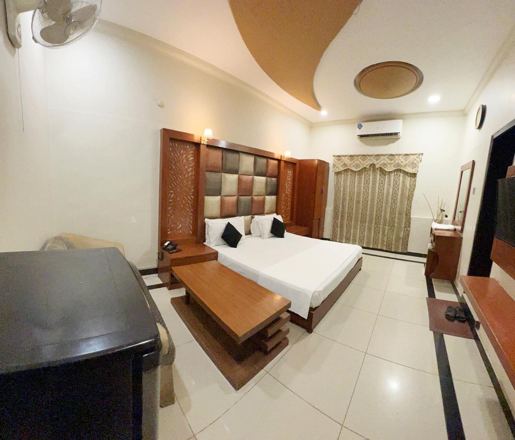 The Grand Hotel Multan Bagian luar foto
