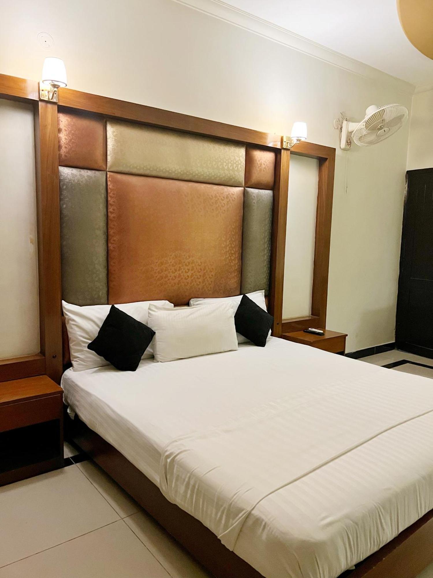 The Grand Hotel Multan Bagian luar foto