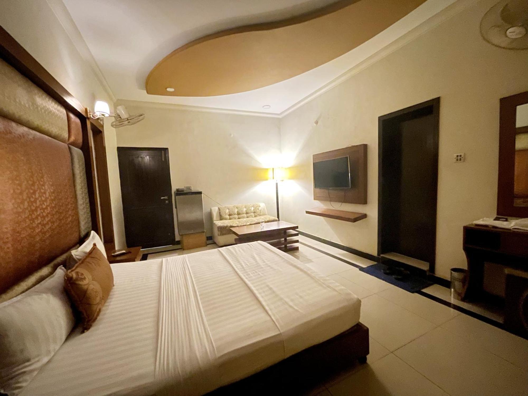The Grand Hotel Multan Bagian luar foto