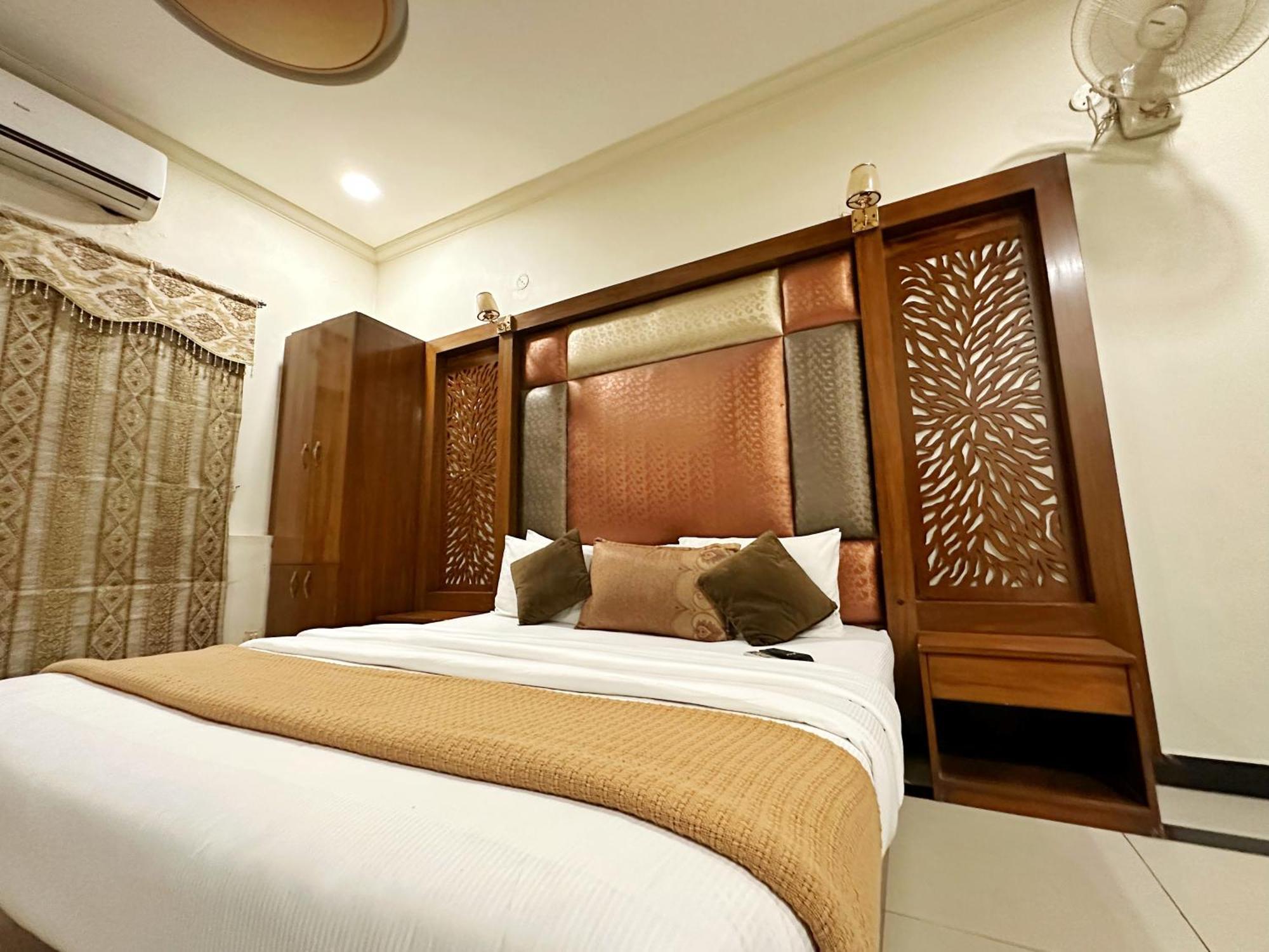 The Grand Hotel Multan Bagian luar foto