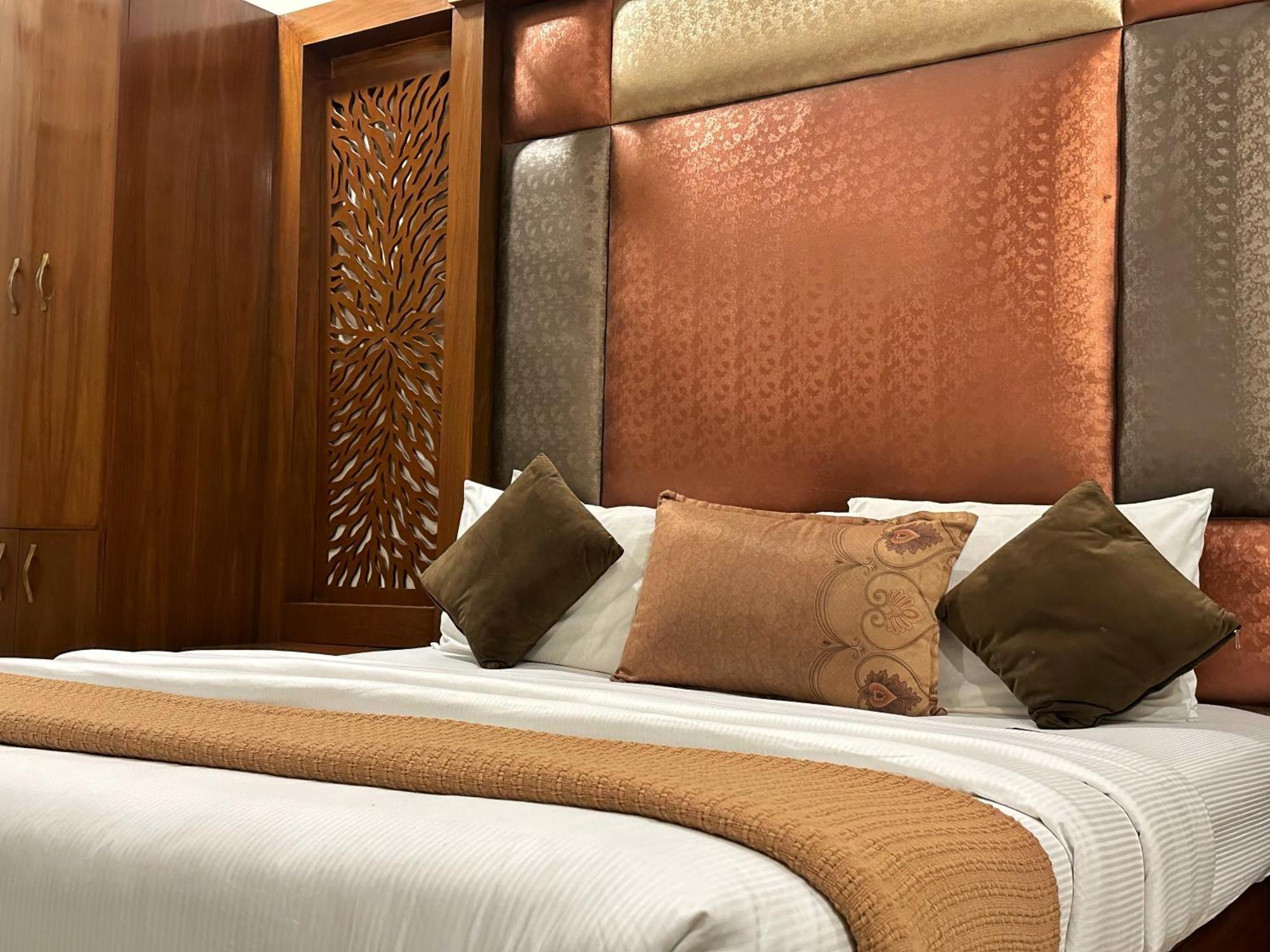 The Grand Hotel Multan Bagian luar foto