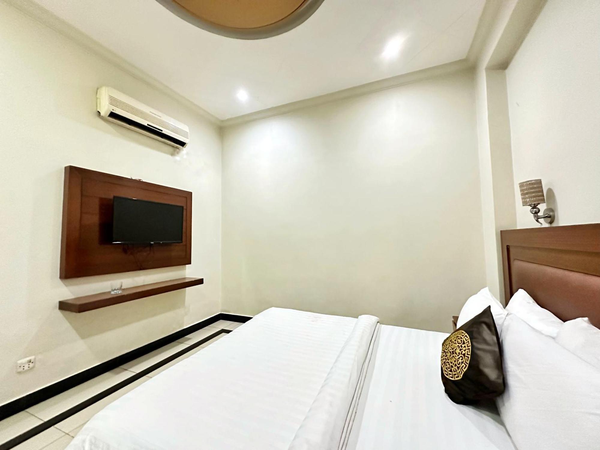 The Grand Hotel Multan Bagian luar foto