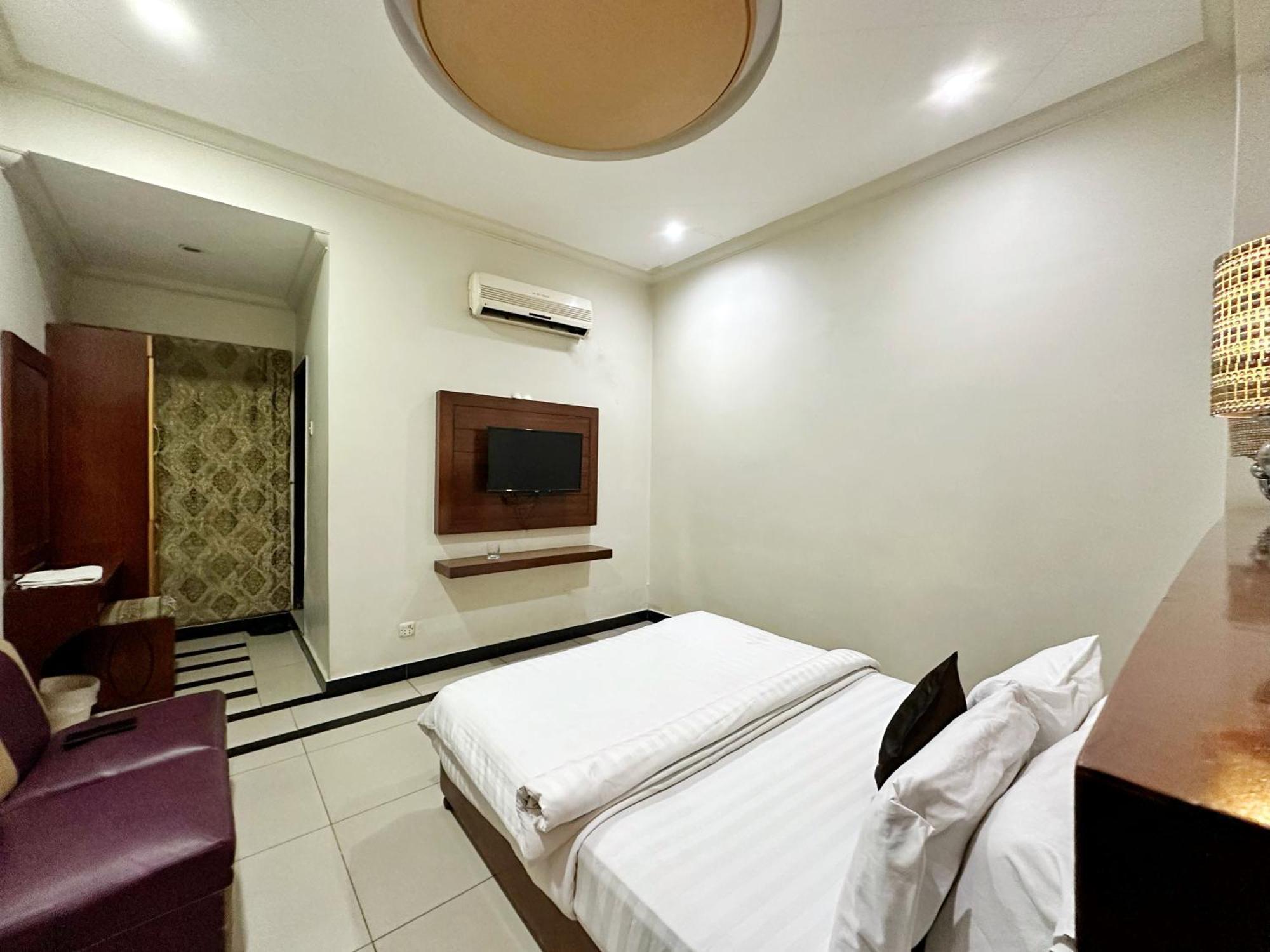 The Grand Hotel Multan Bagian luar foto