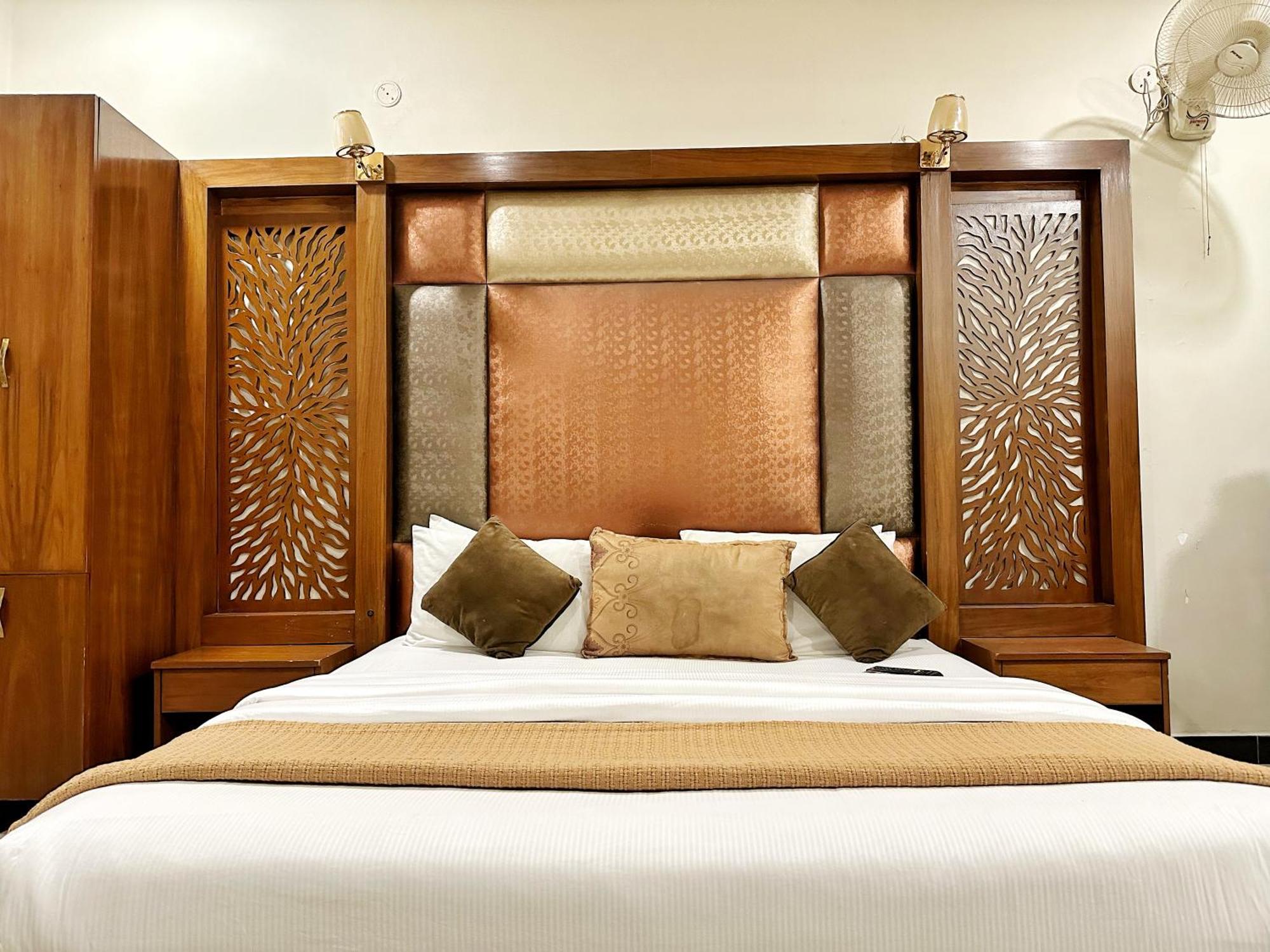 The Grand Hotel Multan Bagian luar foto