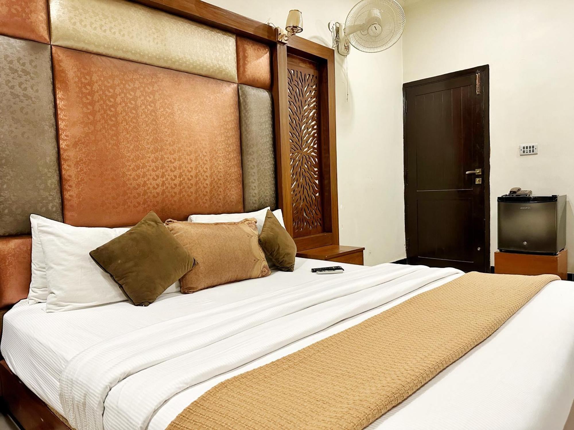 The Grand Hotel Multan Bagian luar foto